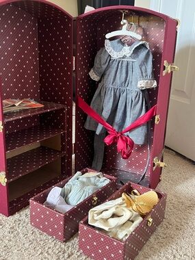 American girl Vintage Doll Wardrobe Trunk in Burgundy with Accessories